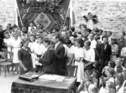 Zakończenie roku szkolnego 1944-45. Rozdanie świadectw w spalonym budynku szkoły