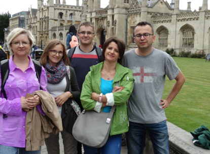 Przed King's College w Cambridge