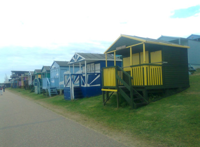 W takich domkach na plaży wypoczywają Anglicy