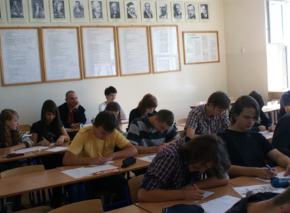 Uczniowie klasy 1B oraz Pan Zhivko Zhelev i Pani Renata Kacperska uczestniczą w lekcji angielskiego